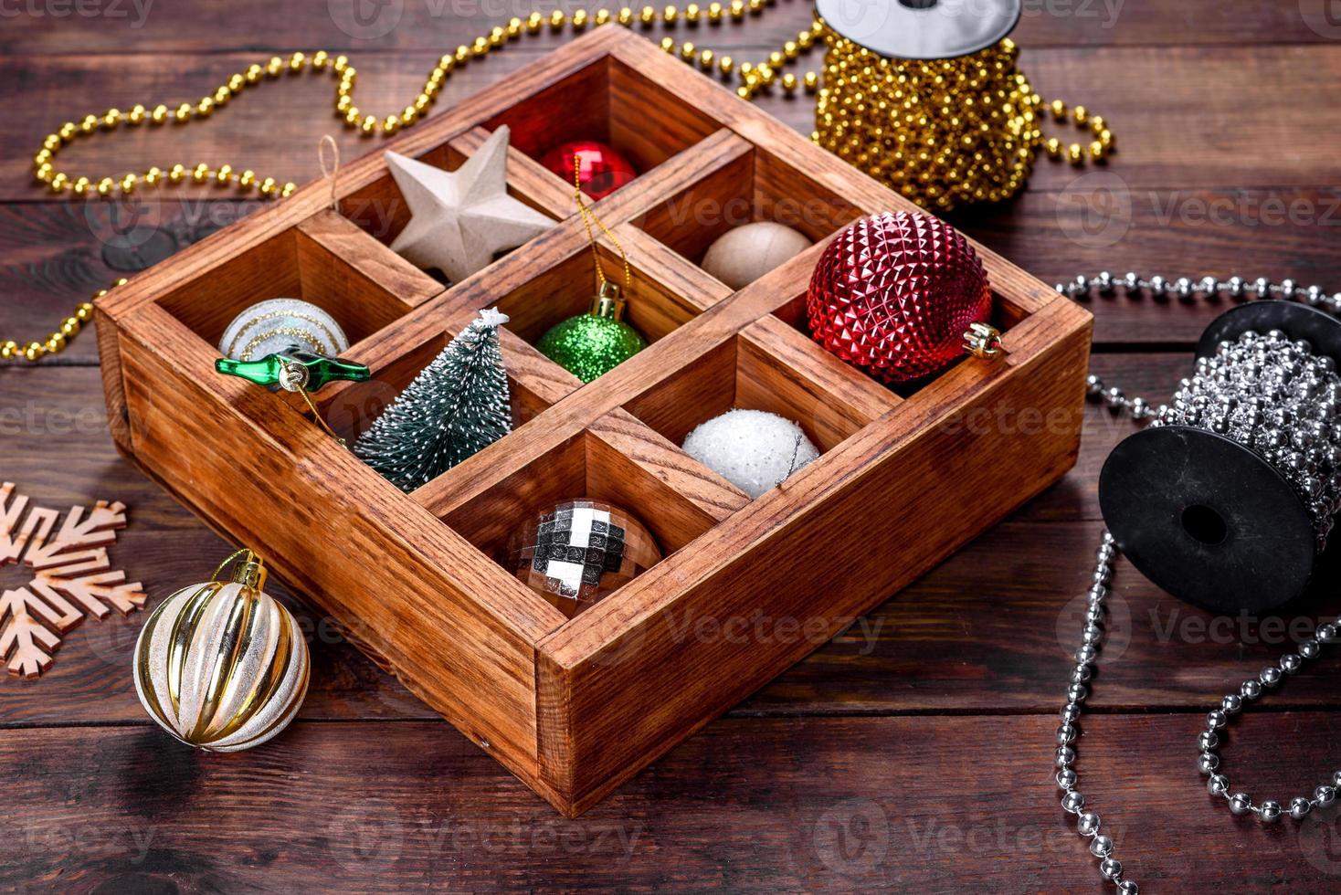 jouets et décorations de noël dans une belle boîte en bois photo