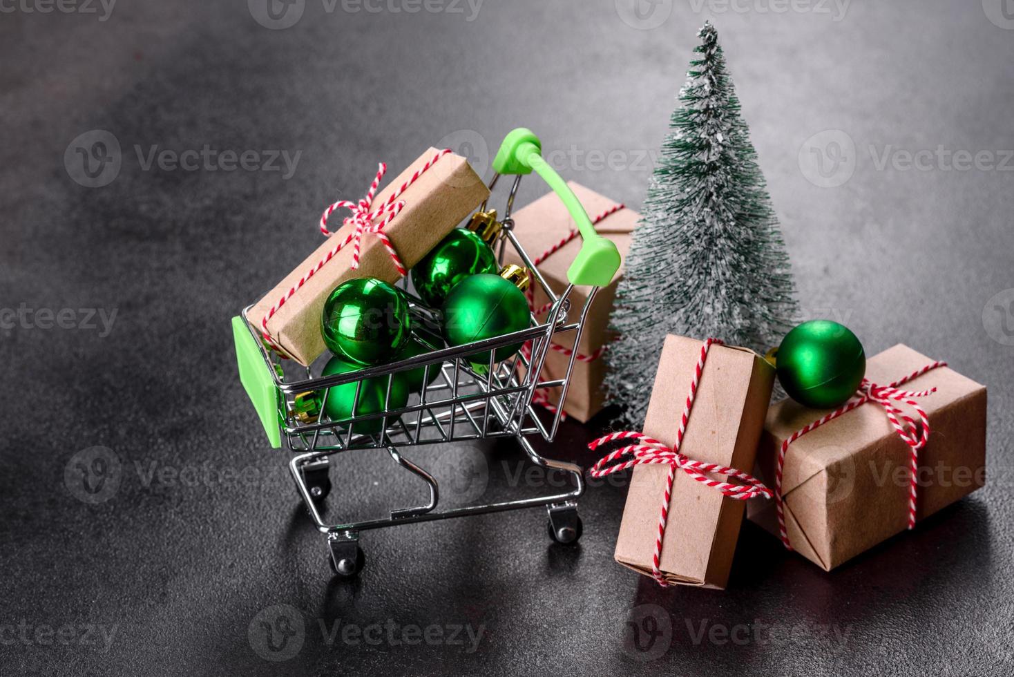 panier avec des cadeaux de noël et des cadeaux de vacances photo