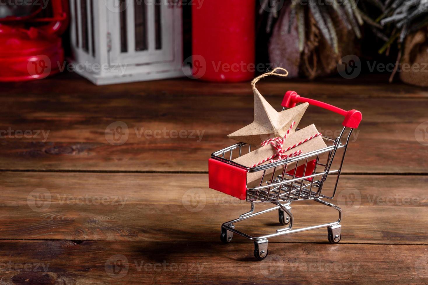 panier avec des cadeaux de noël et des cadeaux de vacances photo