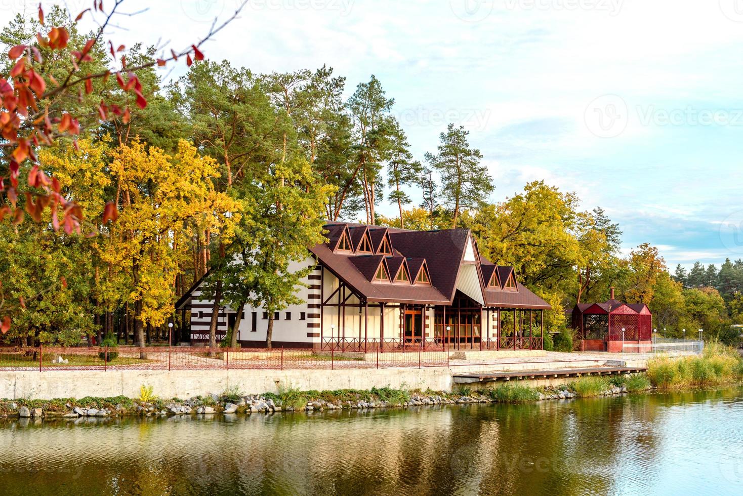 un petit hôtel complexe dans la forêt c photo