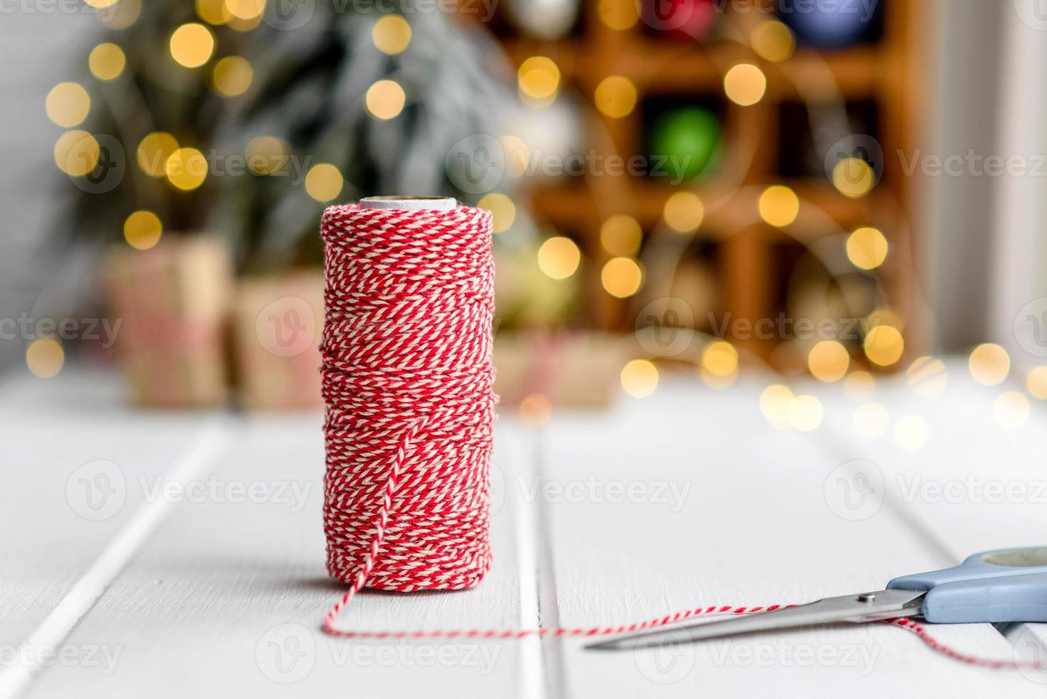 belles décorations de Noël multicolores sur une table en bois clair photo