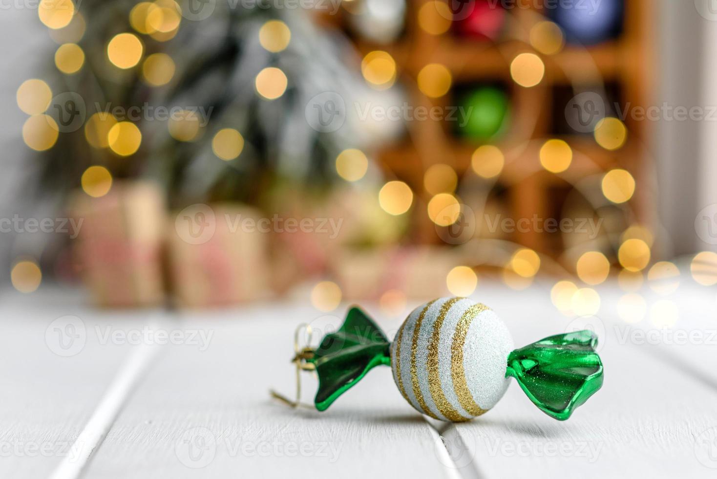 belles décorations de Noël multicolores sur une table en bois clair photo