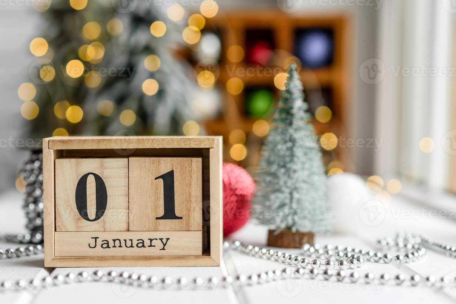 belles décorations de Noël multicolores sur une table en bois clair photo