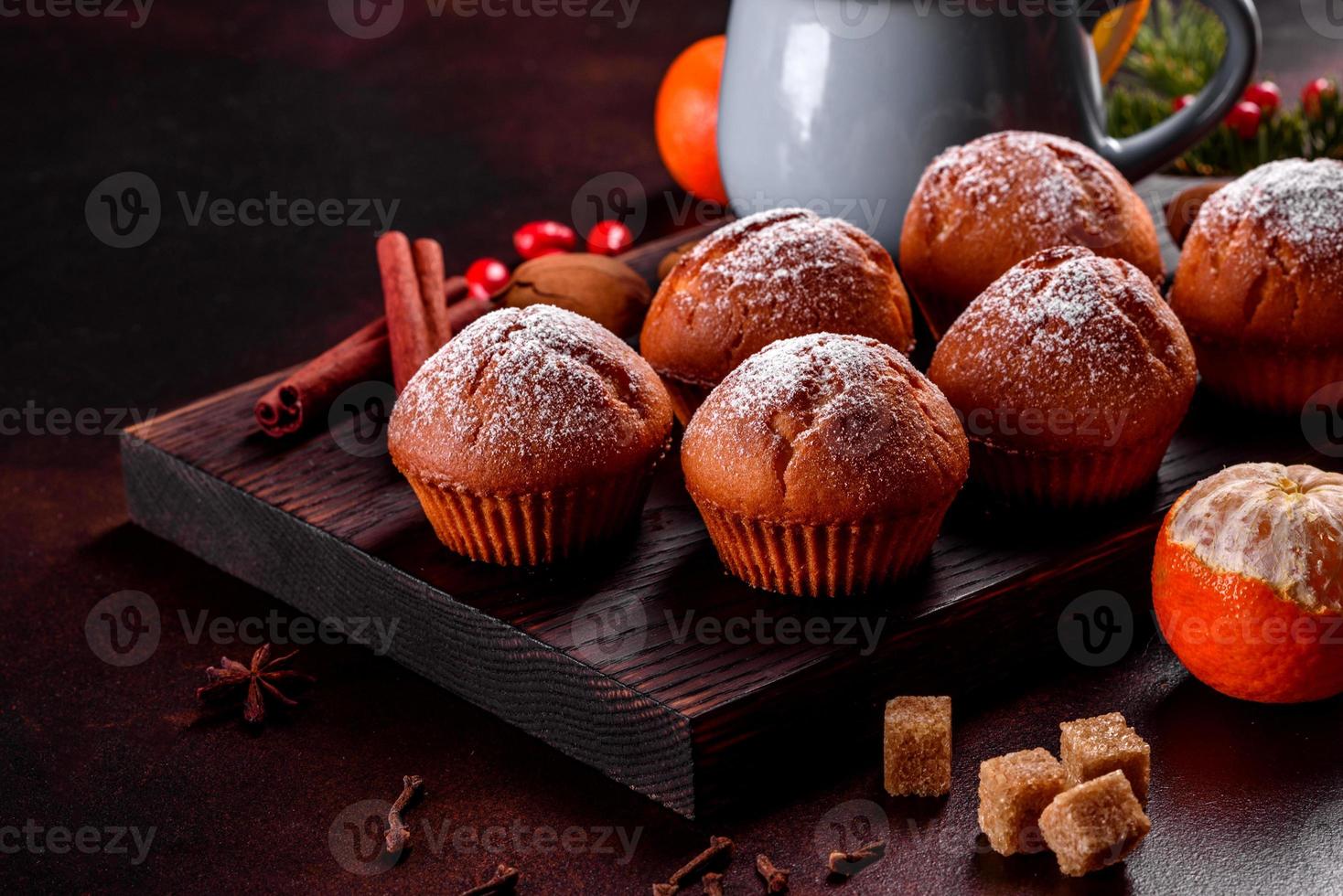 beaux délicieux muffins au cacao frais sur la table de noël photo