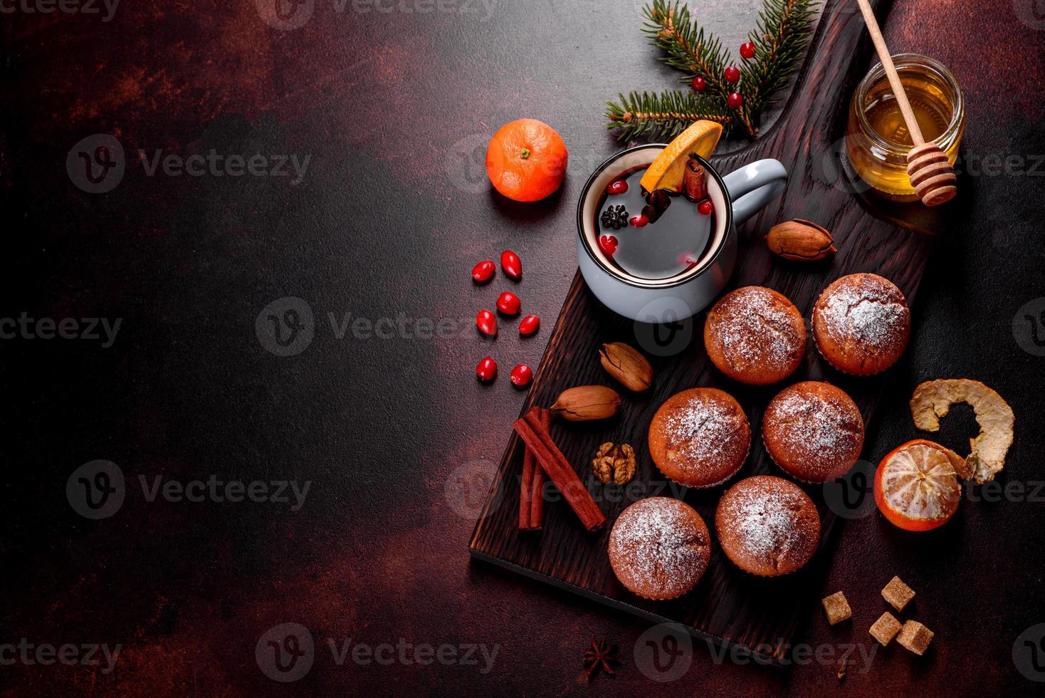 beaux délicieux muffins au cacao frais sur la table de noël photo