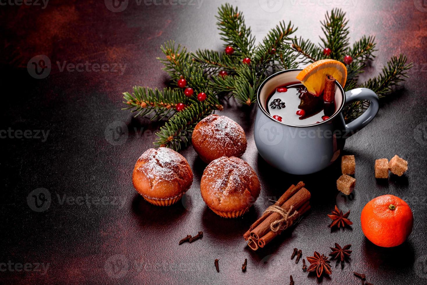 beaux délicieux muffins au cacao frais sur la table de noël photo