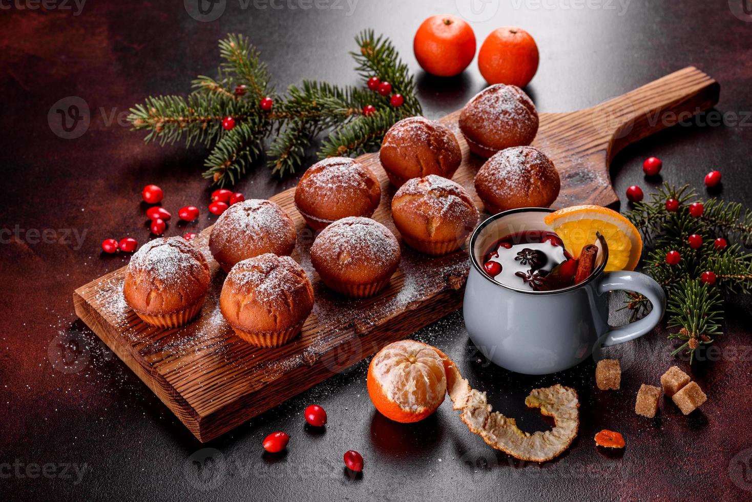 beaux délicieux muffins au cacao frais sur la table de noël photo