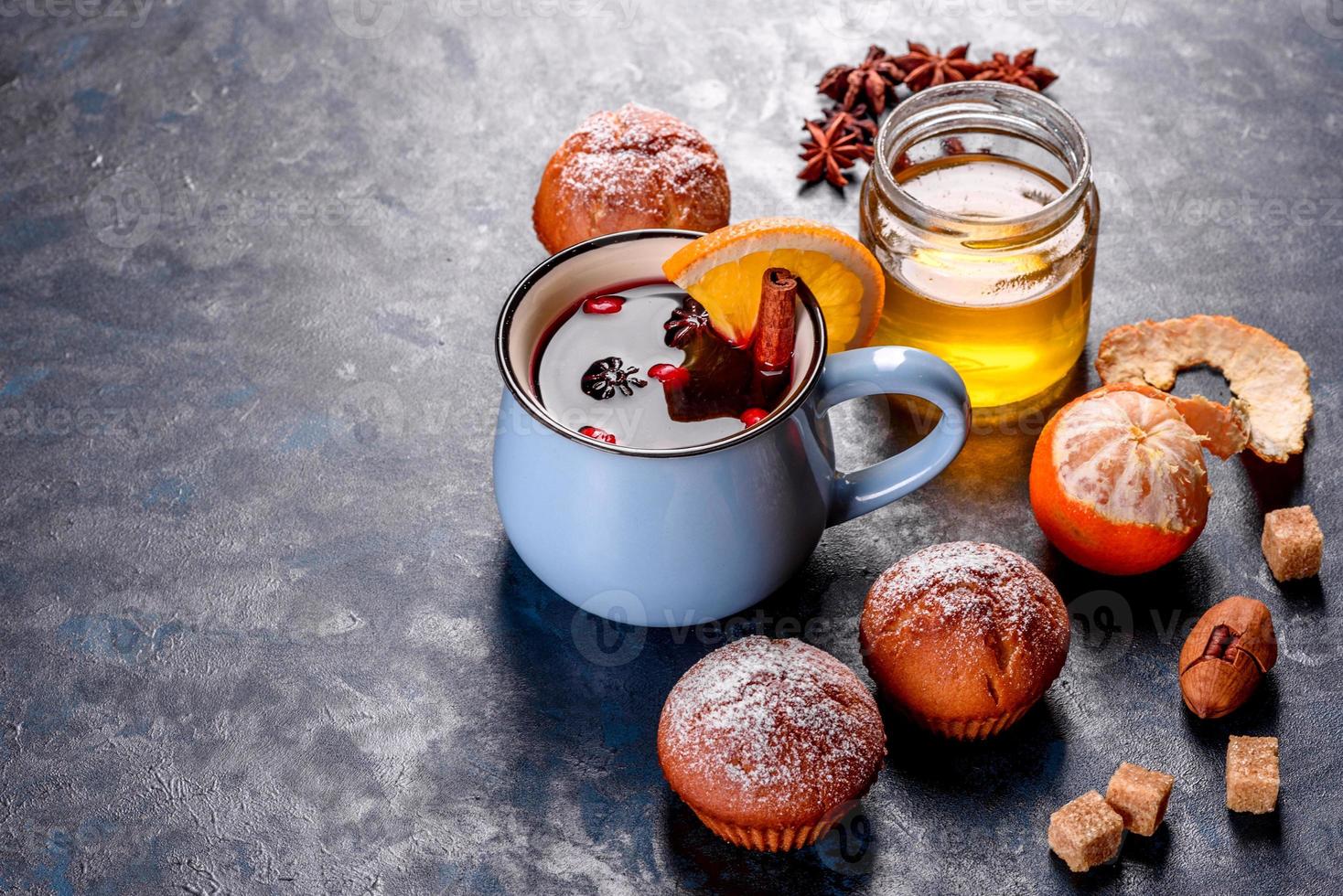 beaux délicieux muffins au cacao frais sur la table de noël photo