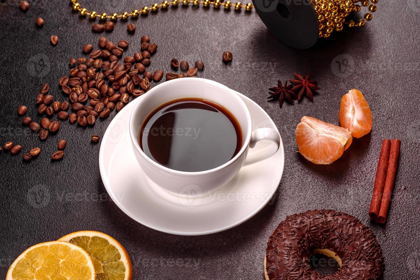 une tasse de café fort sur la table de noël photo