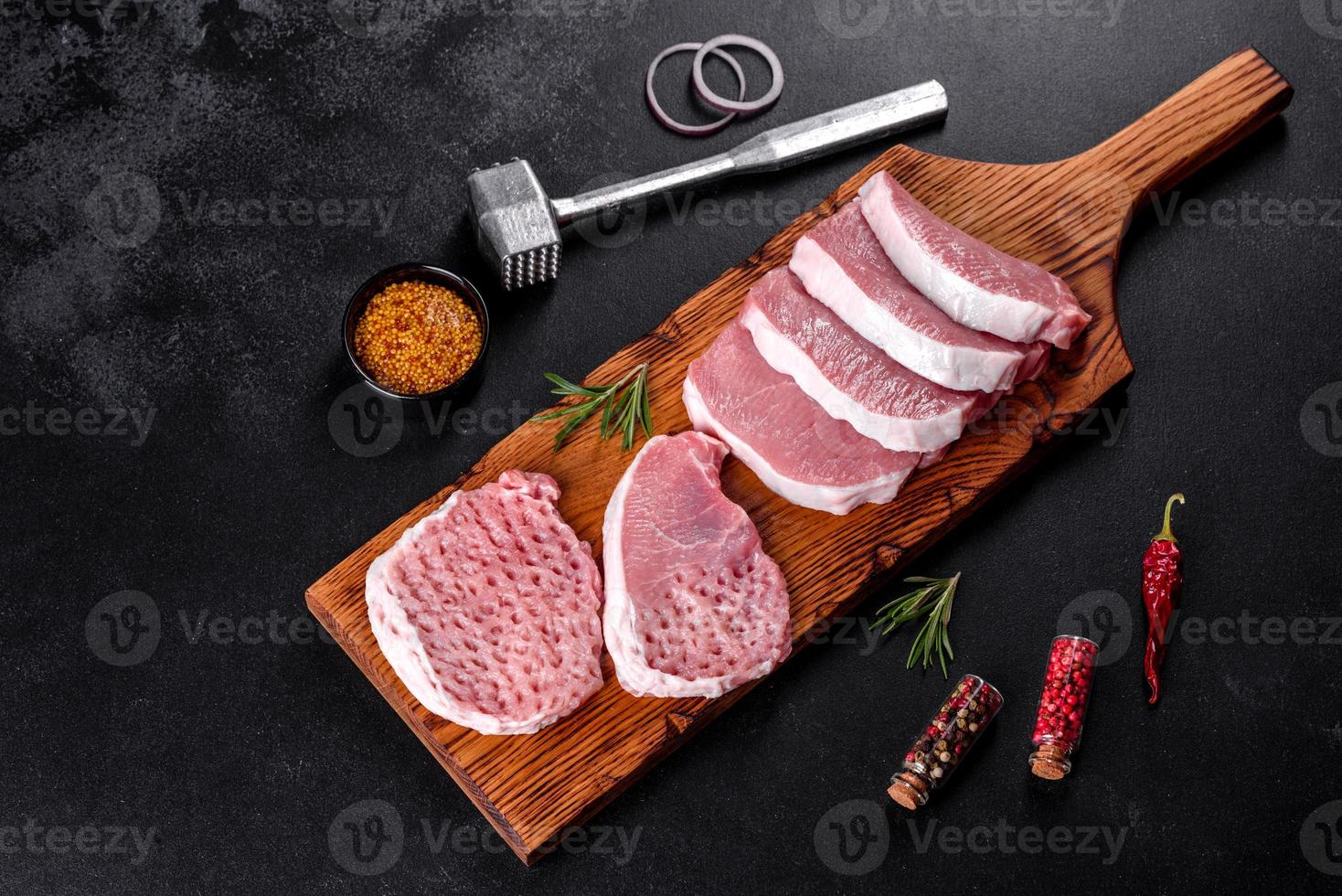 une escalope de porc crue et fraîche coupée en plusieurs parties photo