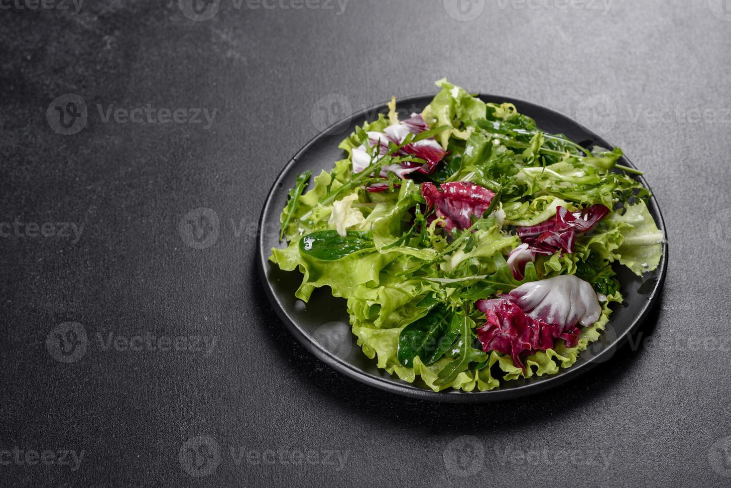 délicieuse salade végétarienne fraîche de légumes hachés sur une assiette photo