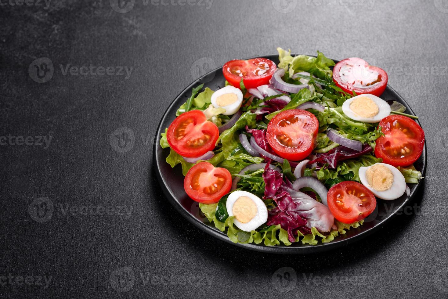 délicieuse salade végétarienne fraîche de légumes hachés sur une assiette photo