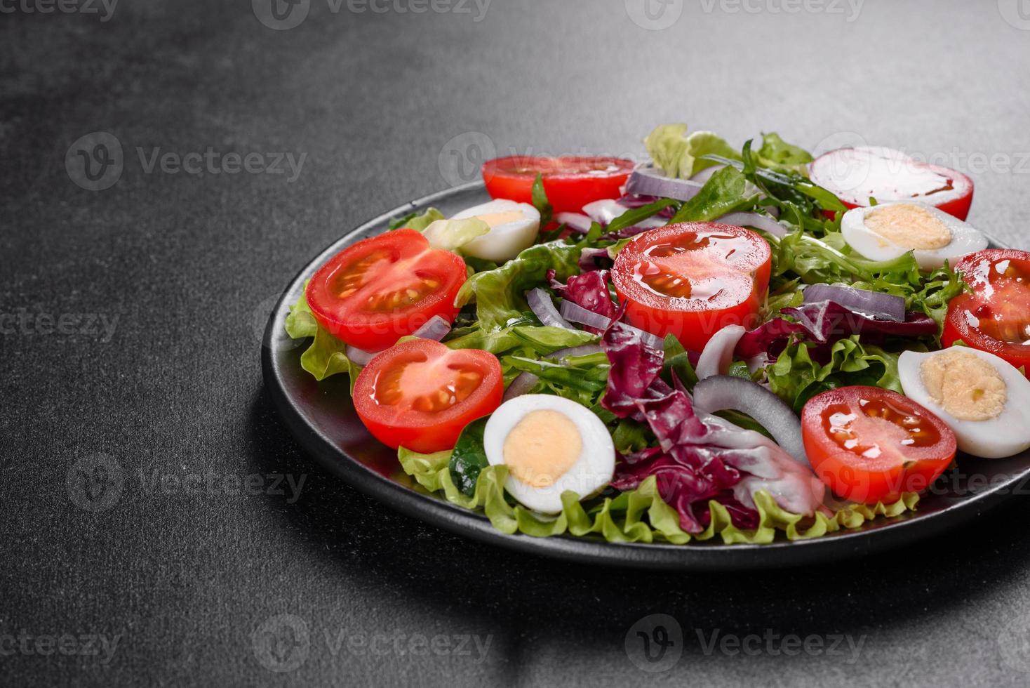 délicieuse salade végétarienne fraîche de légumes hachés sur une assiette photo