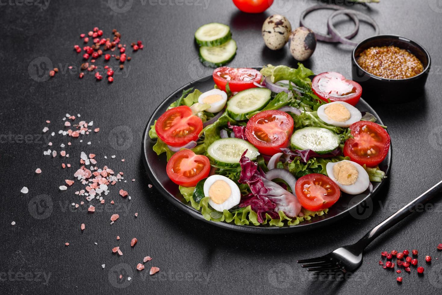 délicieuse salade végétarienne fraîche de légumes hachés sur une assiette photo