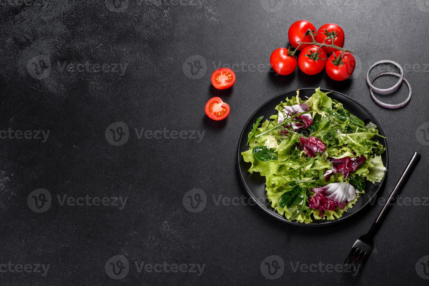 délicieuse salade végétarienne fraîche de légumes hachés sur une assiette photo