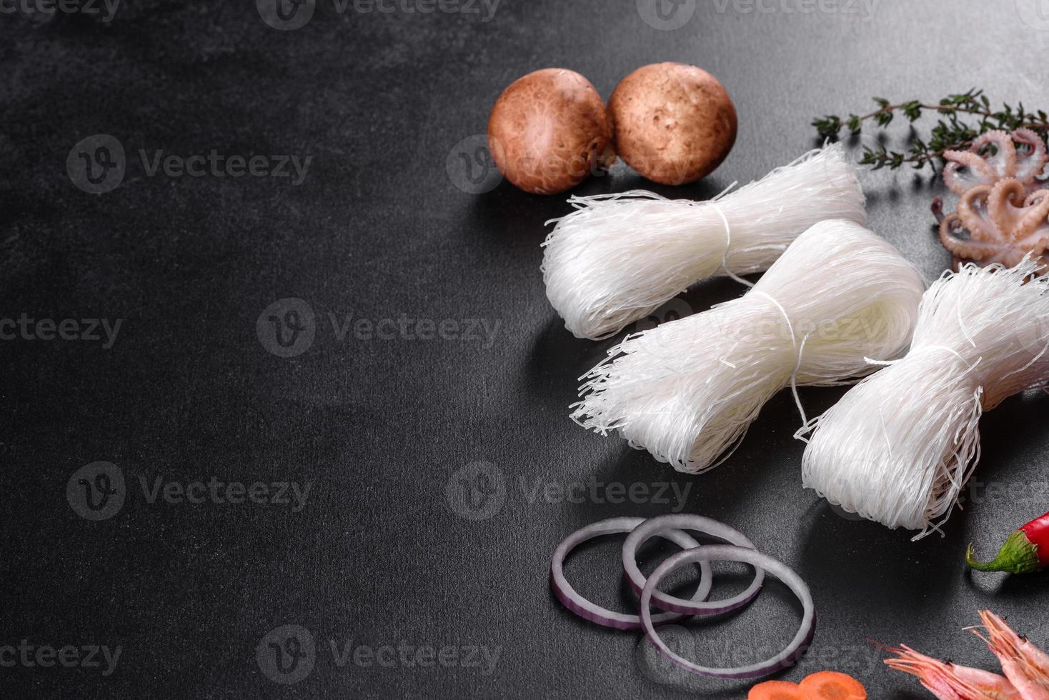 savoureuses nouilles de riz avec tomate, poivron rouge, champignons et fruits de mer photo