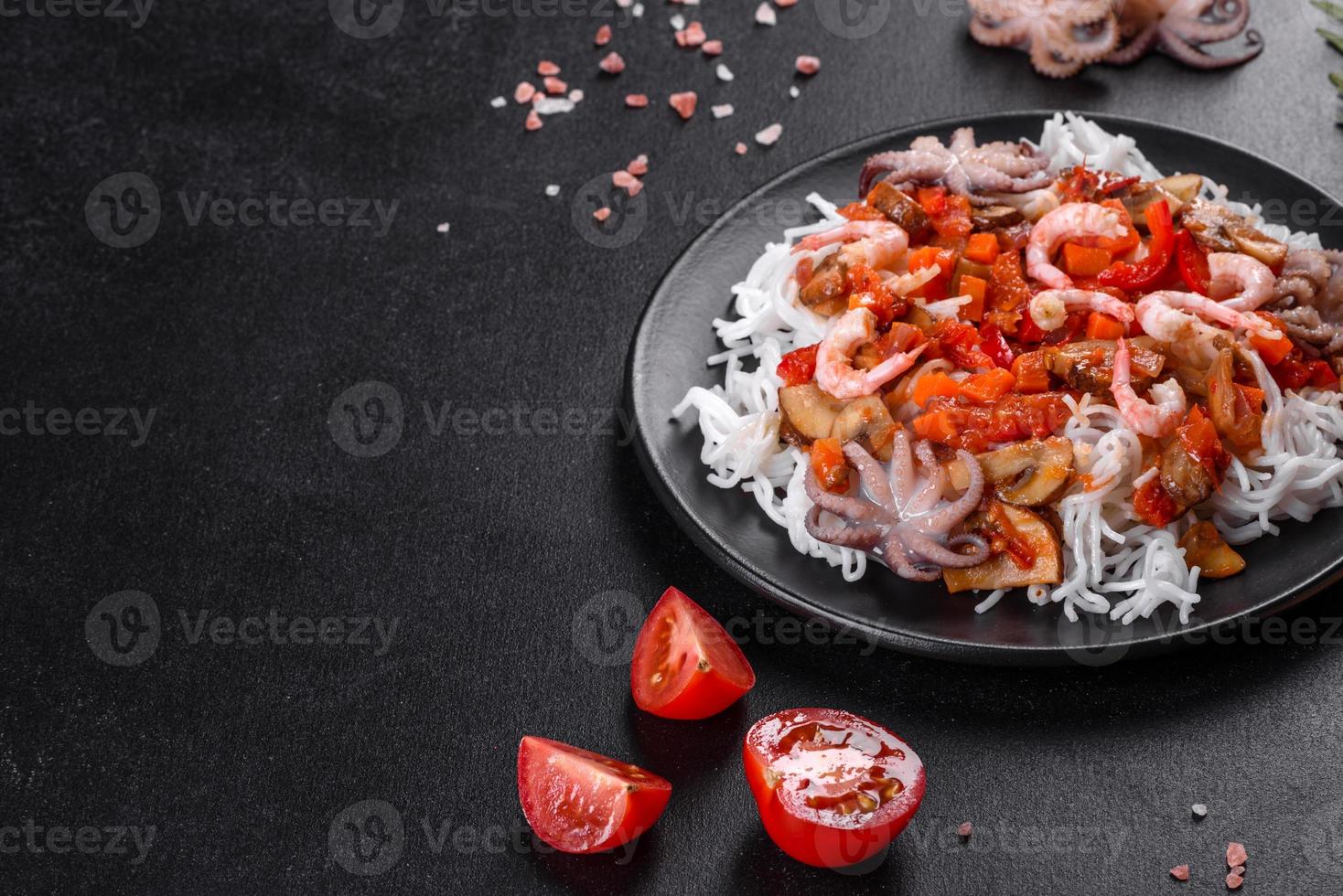 savoureuses nouilles de riz avec tomate, poivron rouge, champignons et fruits de mer photo