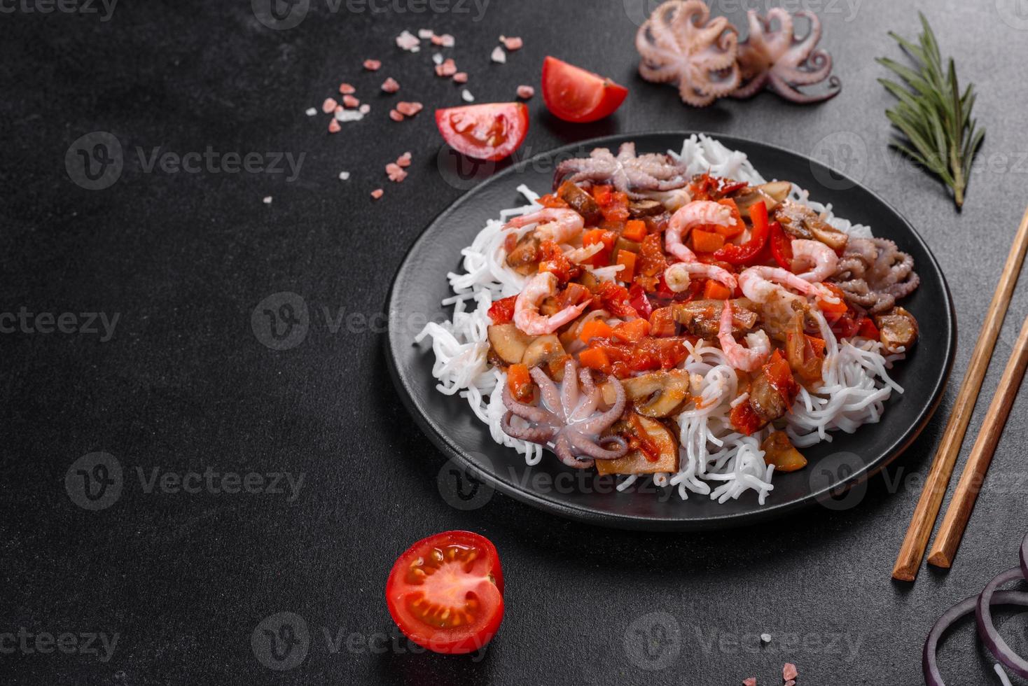 savoureuses nouilles de riz avec tomate, poivron rouge, champignons et fruits de mer photo