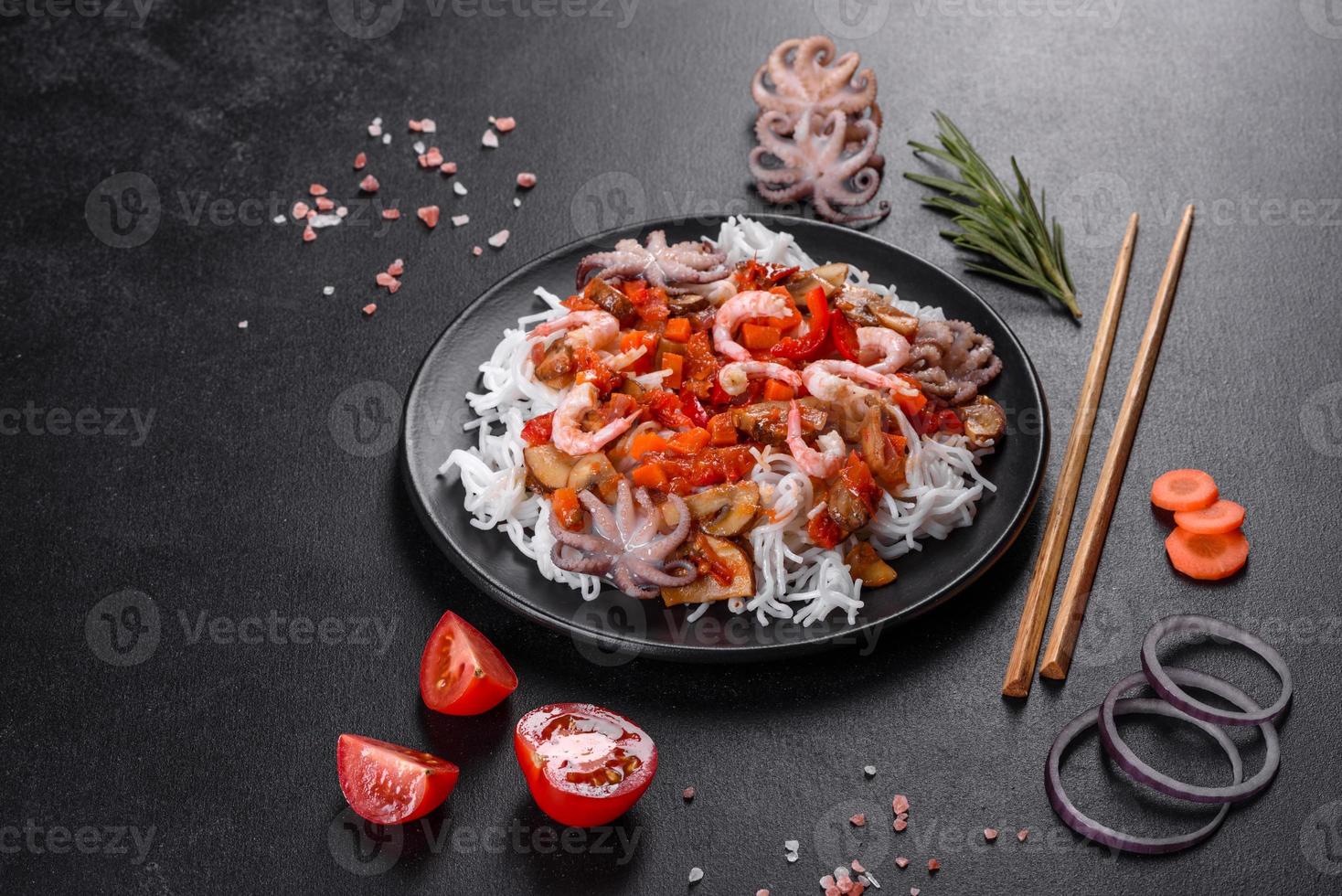 savoureuses nouilles de riz avec tomate, poivron rouge, champignons et fruits de mer photo