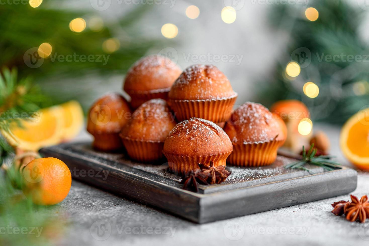 beaux délicieux muffins au cacao frais sur la table de noël photo