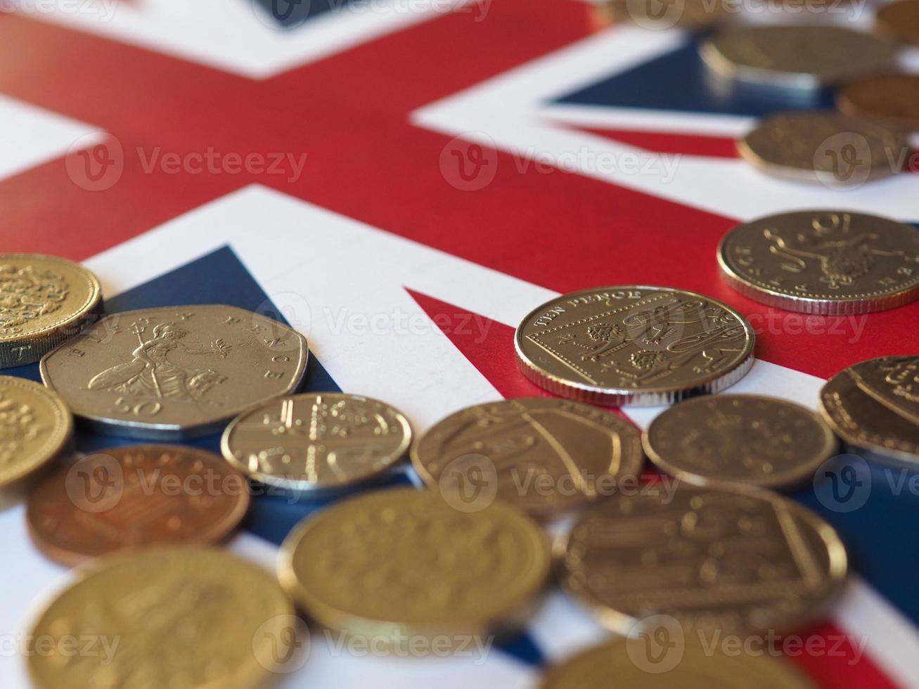 pièces de monnaie livre, royaume-uni sur drapeau photo