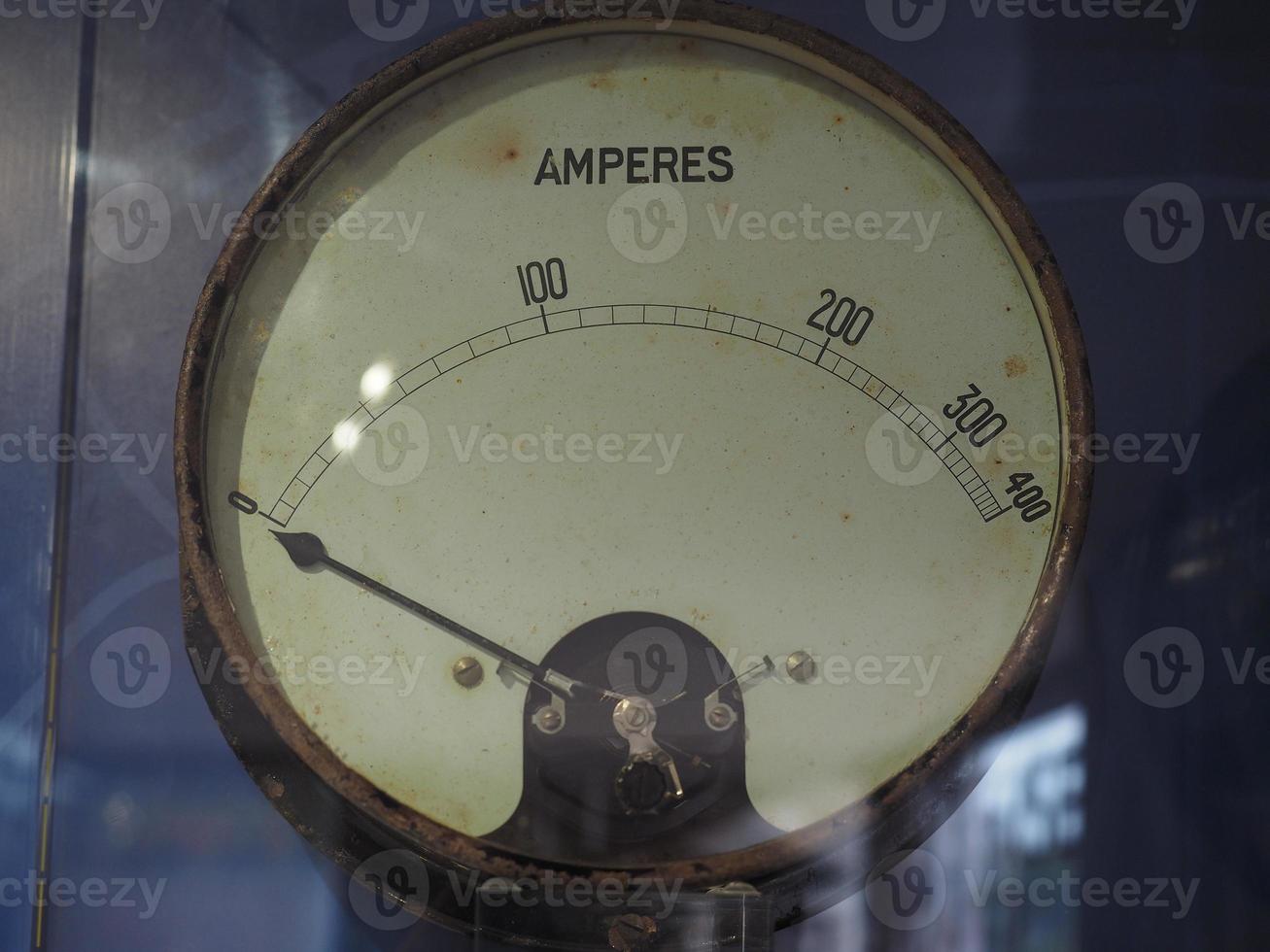ampèremètre pour mesurer le courant électrique 3157094 Photo de stock chez  Vecteezy