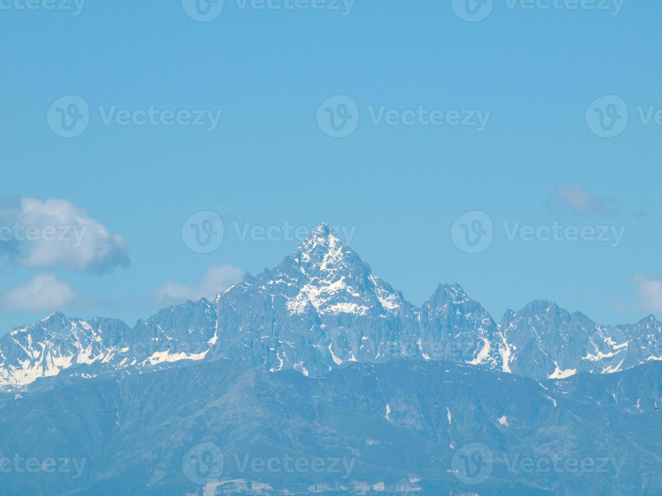 horizon de montagne du monviso photo