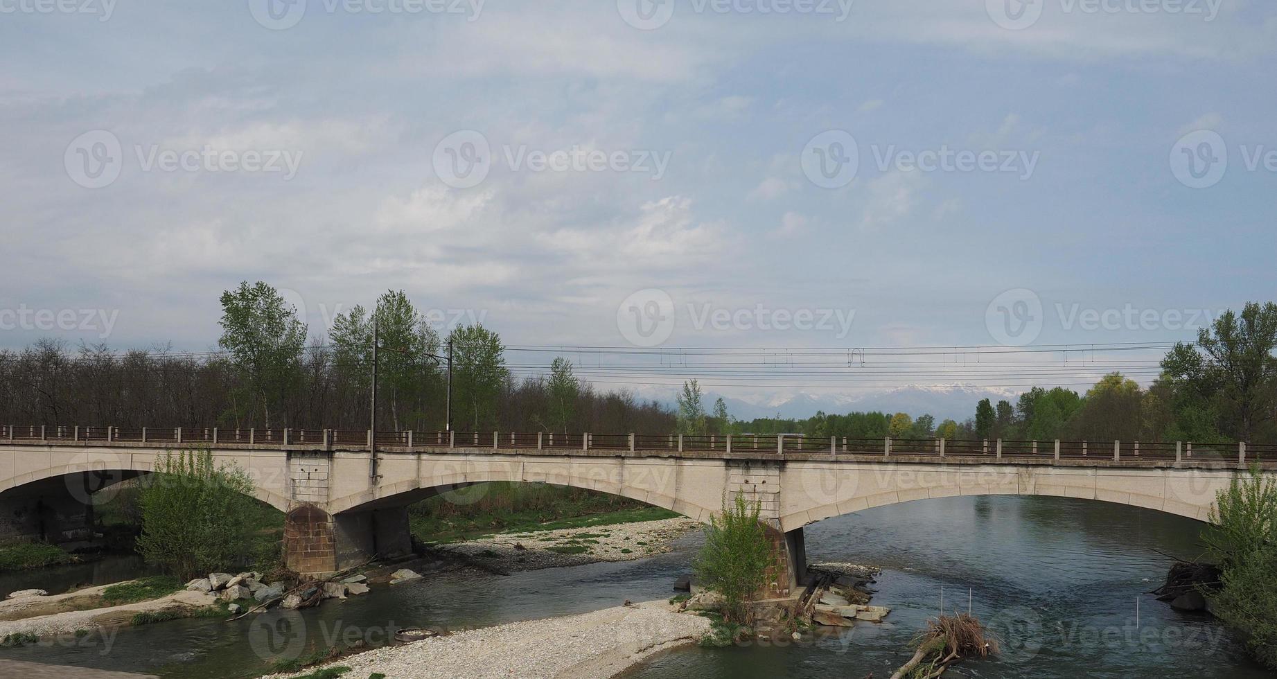 pont sur la rivière orco à brandizzo photo