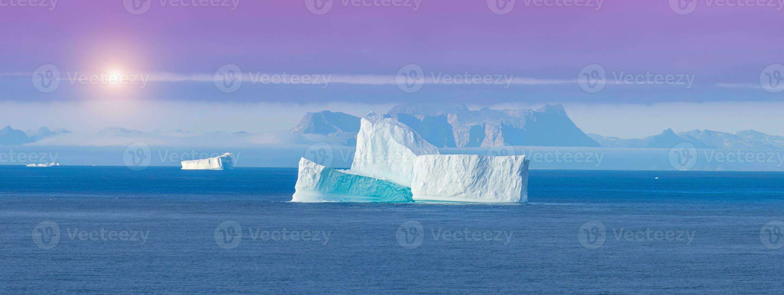 iceberg vu de croisière navire vacances près Groenland côte dans Arctique cercle près Ilulissat disko baie photo