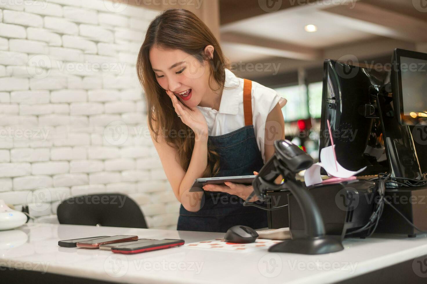 un asiatique Jeune la caissière femme travail dans supermarché photo