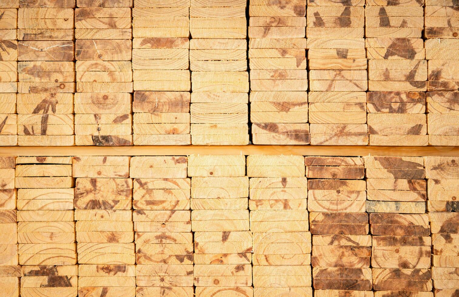 en bois empilés dans une entrepôt, fermer. en bois industriel Contexte photo