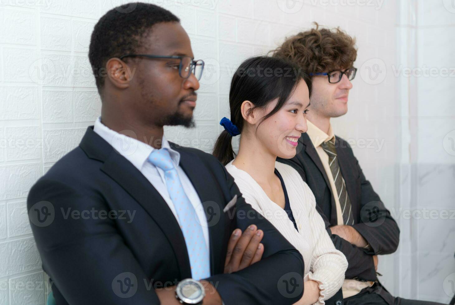 portrait de sur de soi affaires équipe permanent dans bureau. Multi-éthnique grouper. photo