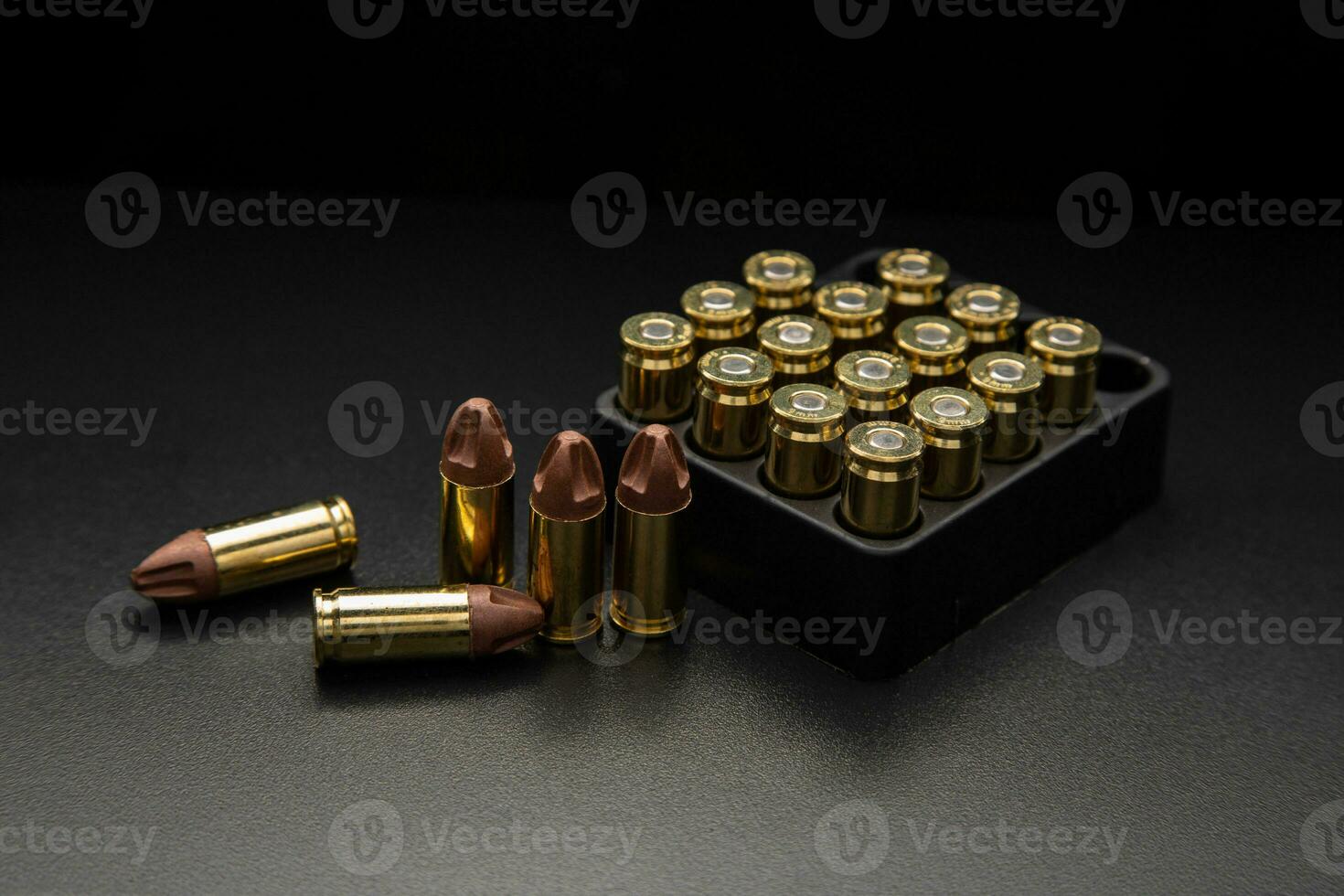 pistolet cartouches 9 mm sur une lisse brillant surface avec reflets. munition pour pistolets et cpc carabines sur une foncé retour photo