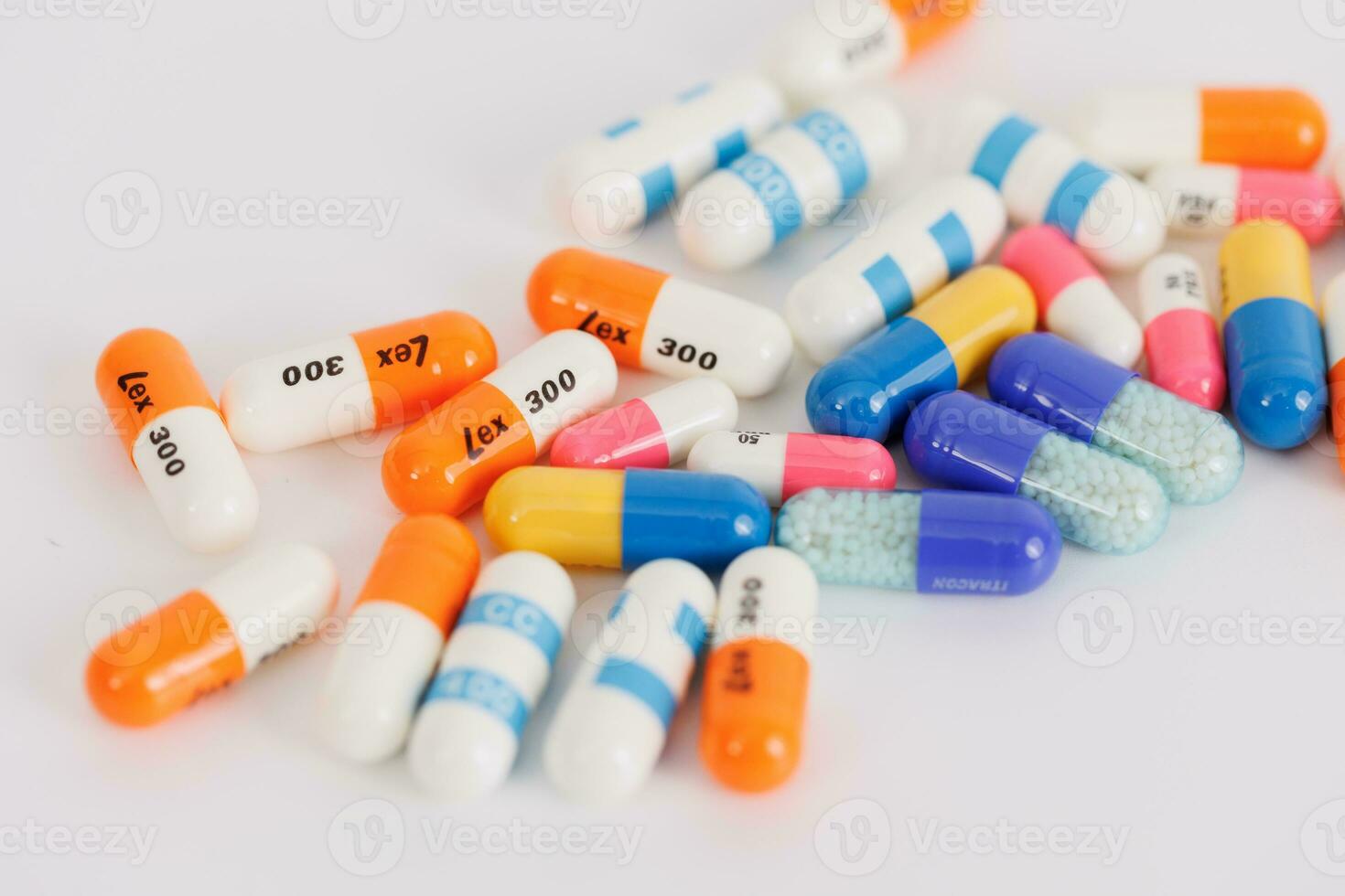 macro coup de Couleur pilules et capsules pendant production et emballage processus sur moderne pharmaceutique usine. tablette et capsule fabrication processus. fermer coup de médical drogue production doubler. photo