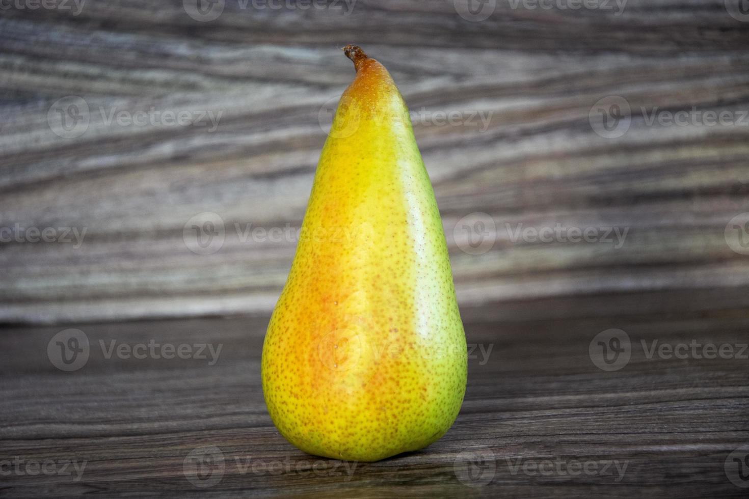 poire jaune sur un fond en bois photo