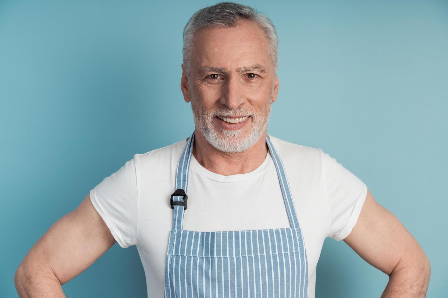 vue rapprochée, portrait d'un homme plus âgé et souriant photo