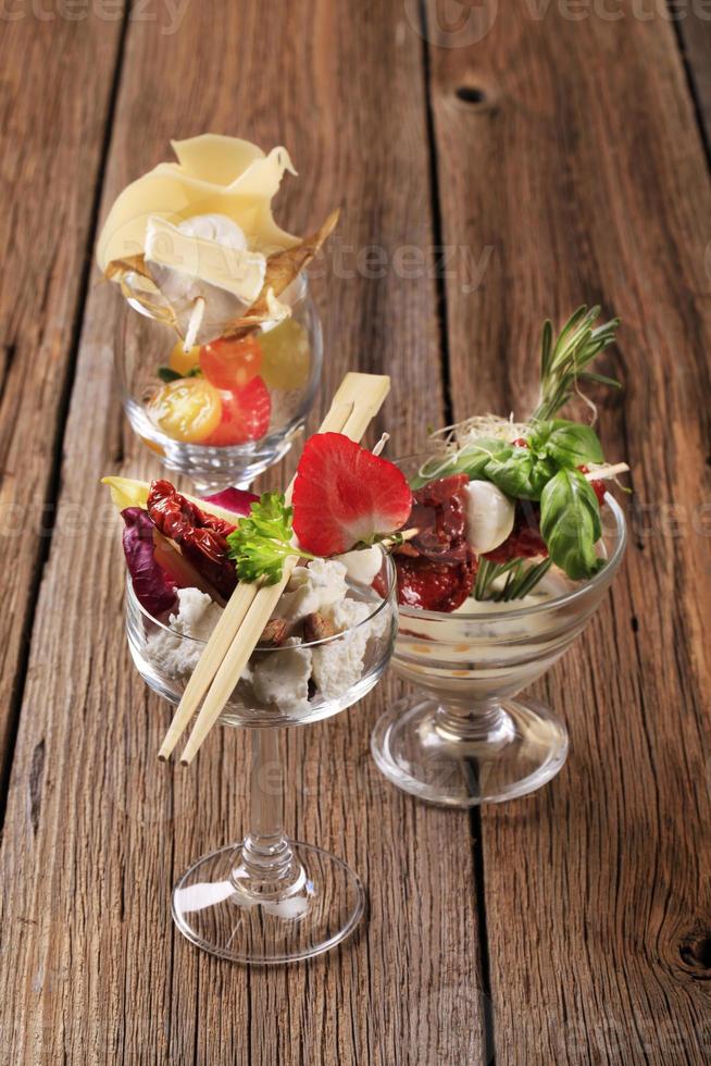 apéritifs au fromage dans des plats en verre photo