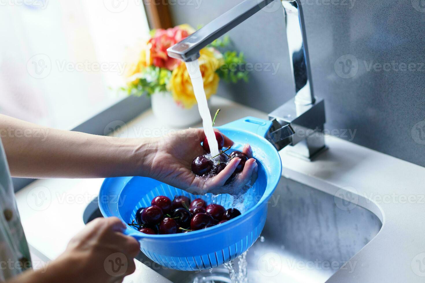 Pâtes italiennes fraîchement lavées dans une passoire dans la cuisine  2248185 Photo de stock chez Vecteezy