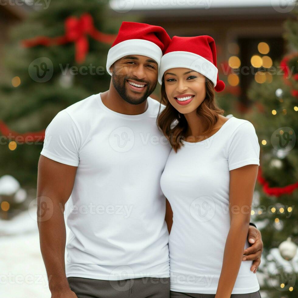 ai généré une couple avec Père Noël claus Chapeaux portant blanc t-shirts avec Noël arbre et neige dans le Contexte photo