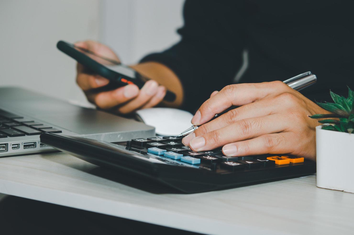 homme d'affaires à l'aide d'une calculatrice d'impôt sur les sociétés financières ou marketing photo