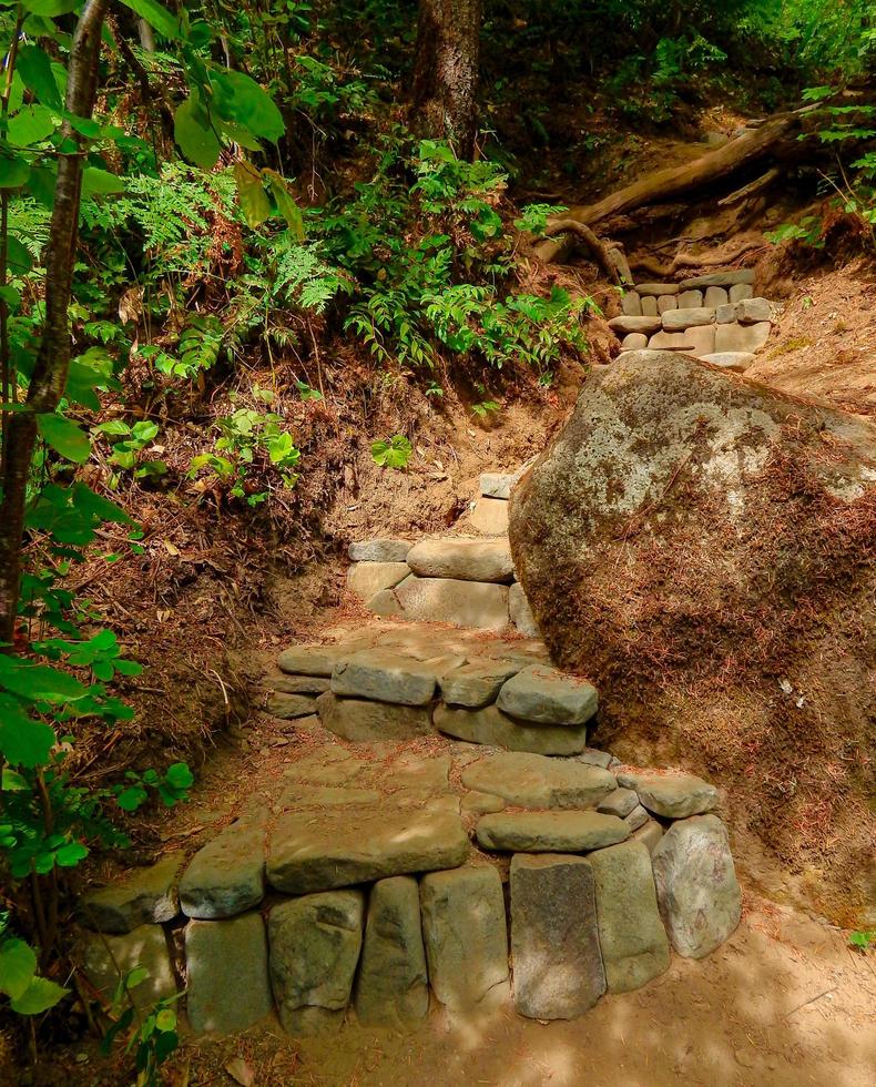 marches de pierre au bord de la rivière scène près de la rivière bleue ou photo