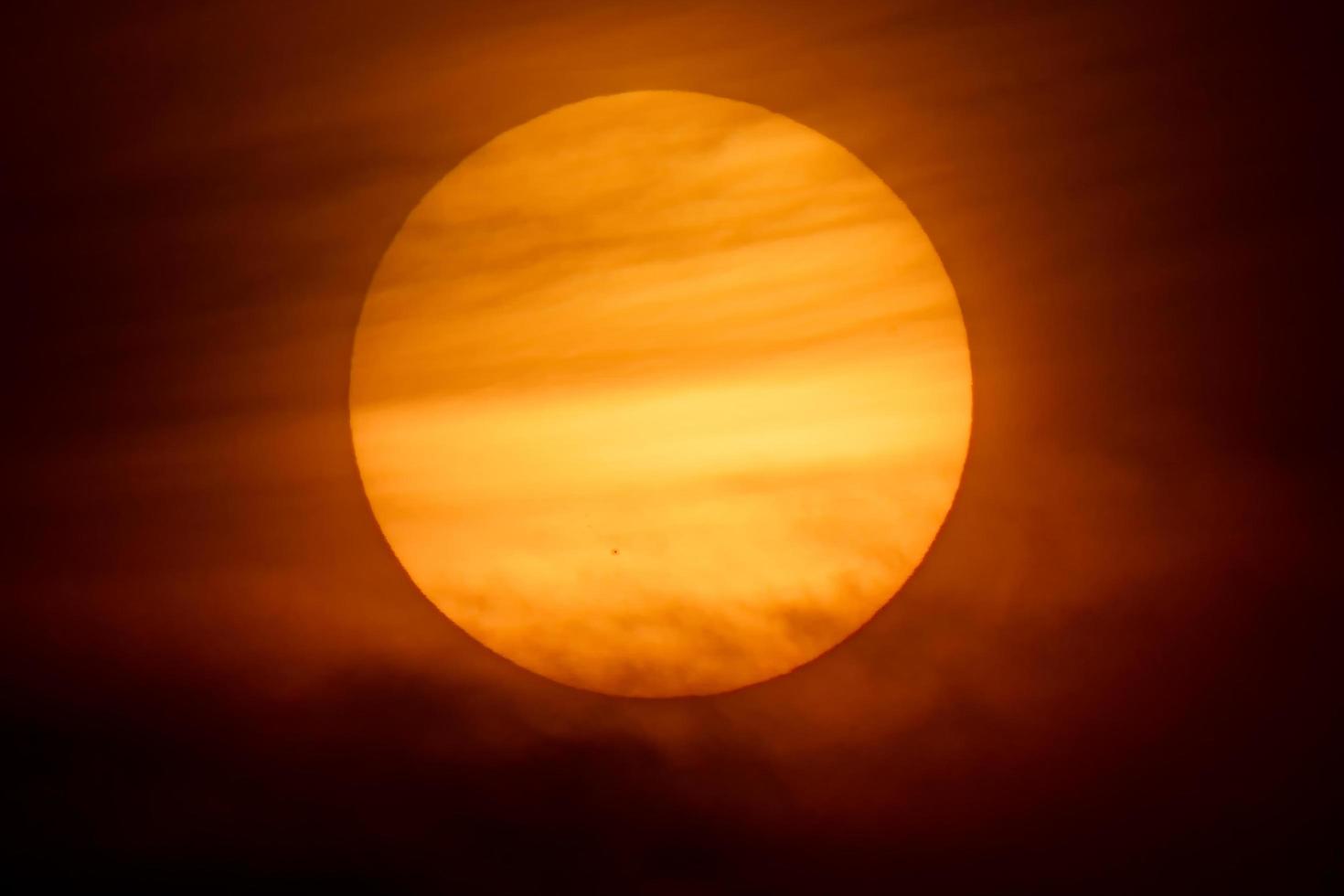 le soleil et le soleil se sont couchés derrière les nuages photo