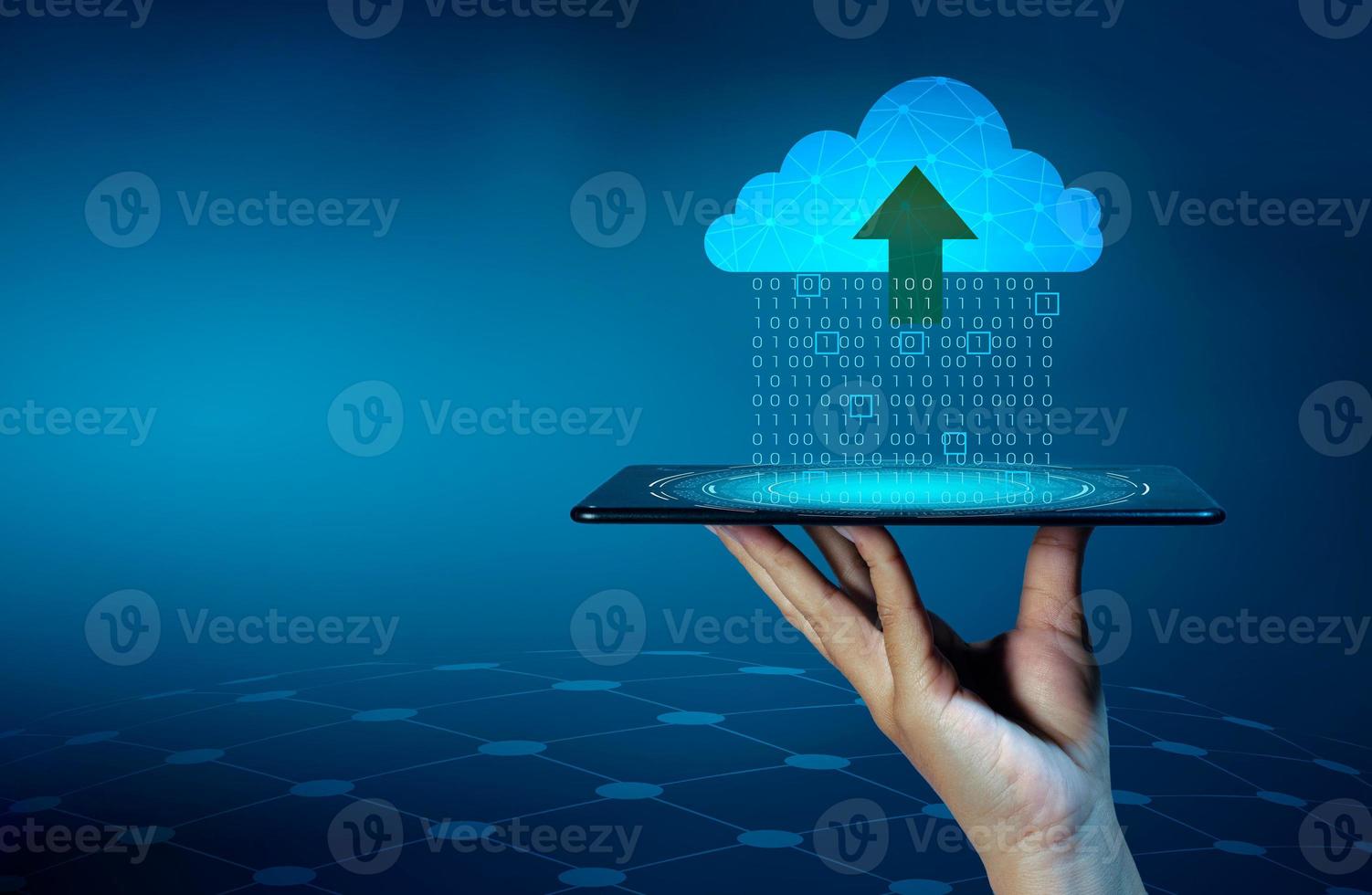 ensemble de données numériques de nombres binaires envoyés aux nuages sur un bleu photo