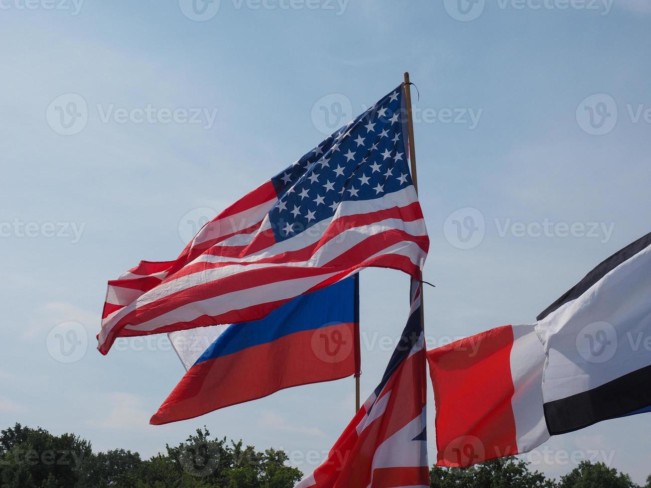 drapeaux britannique, russe et américain photo