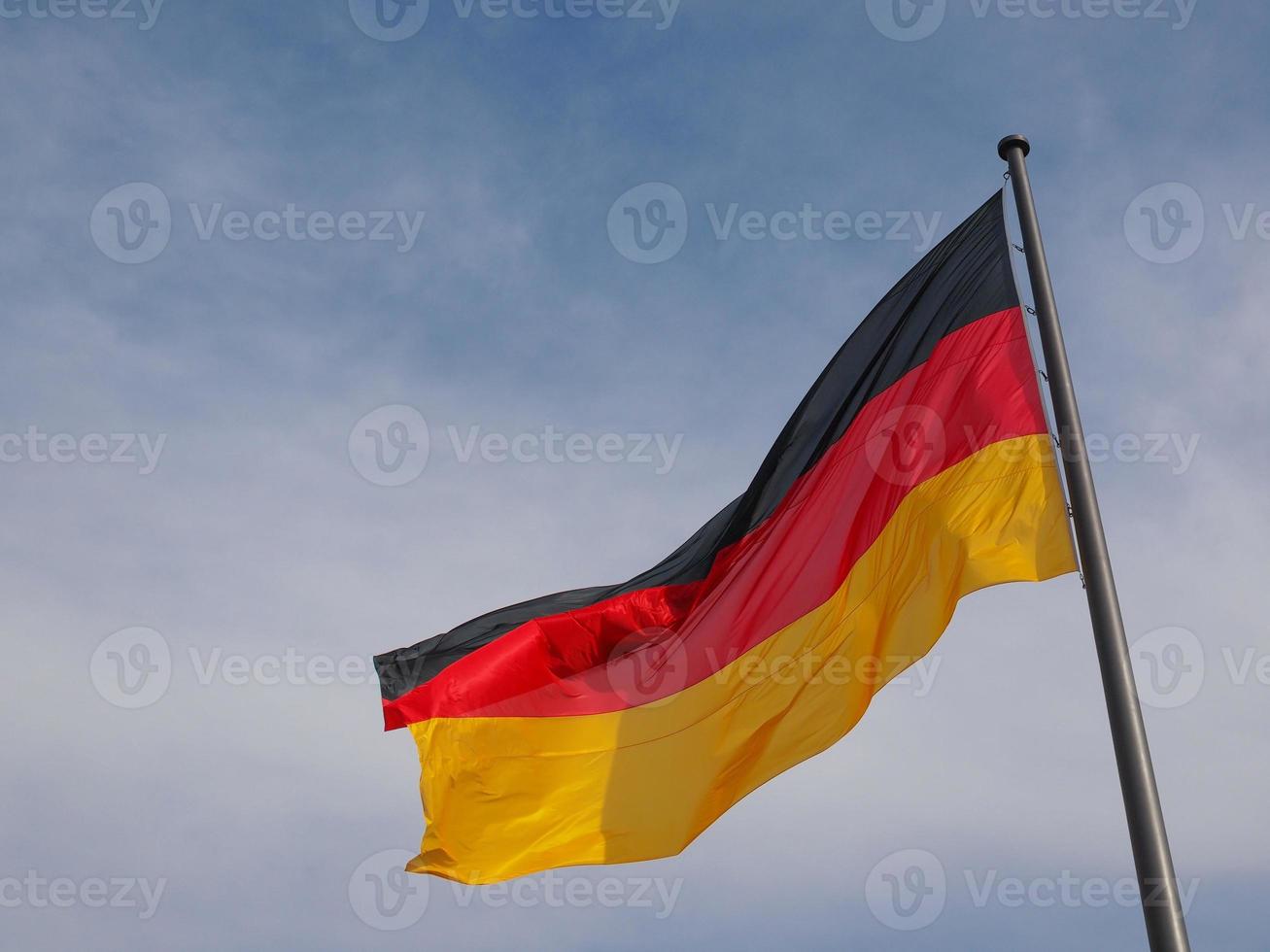 drapeau allemand sur ciel bleu photo