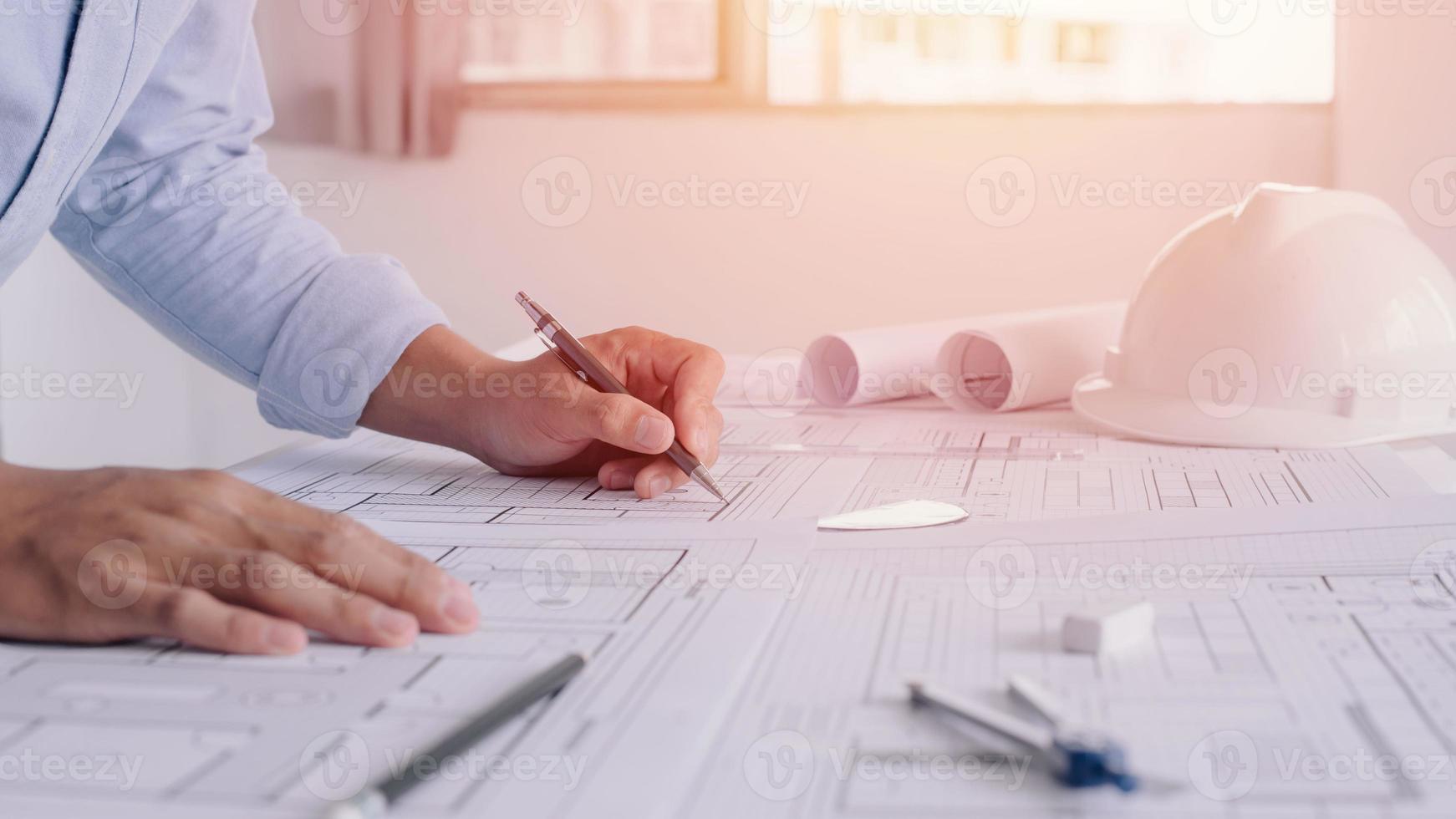 ingénieur de chantier de deux hommes d'affaires. outils d'ingénierie. photo