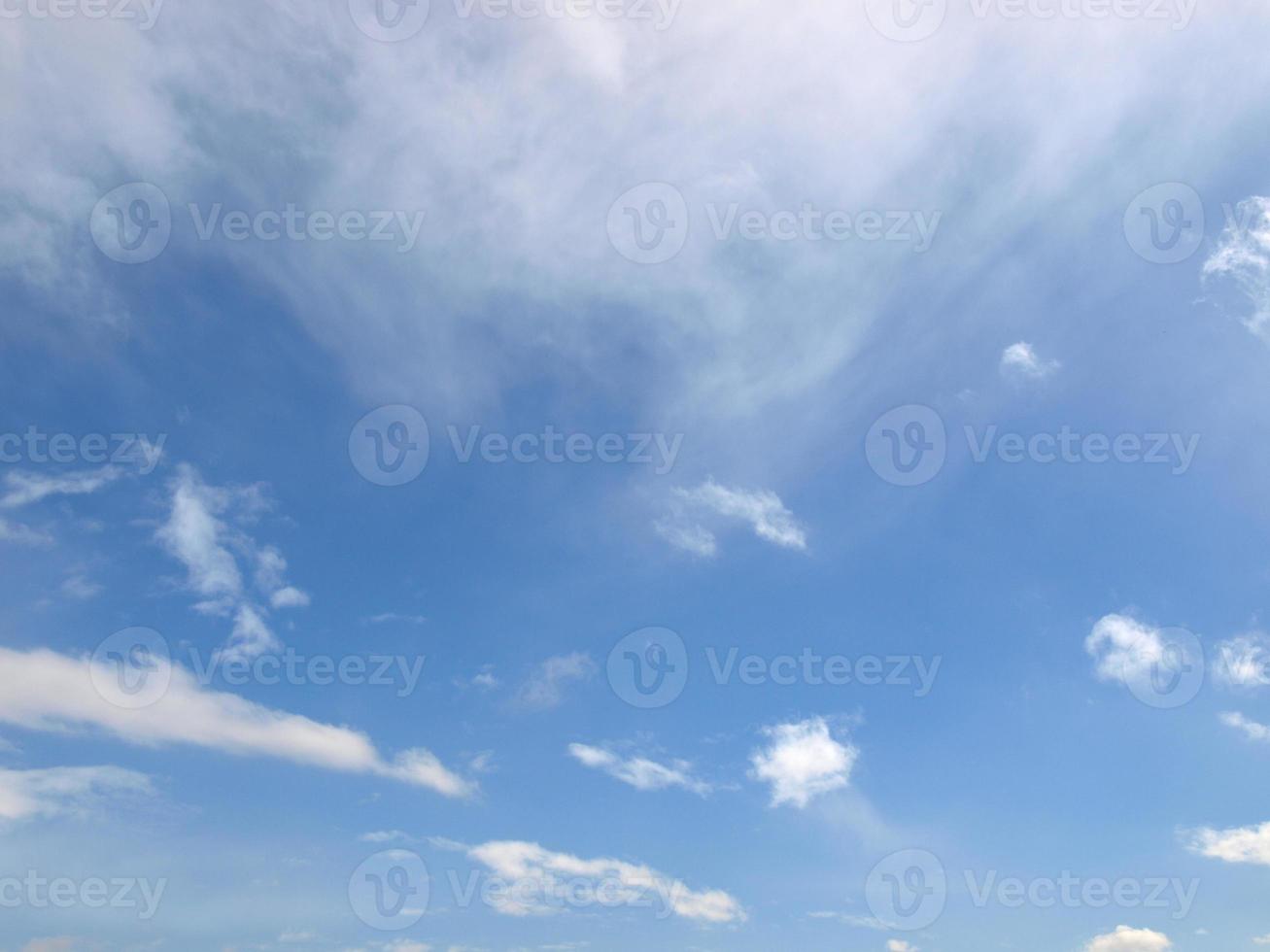 ciel bleu avec des nuages photo