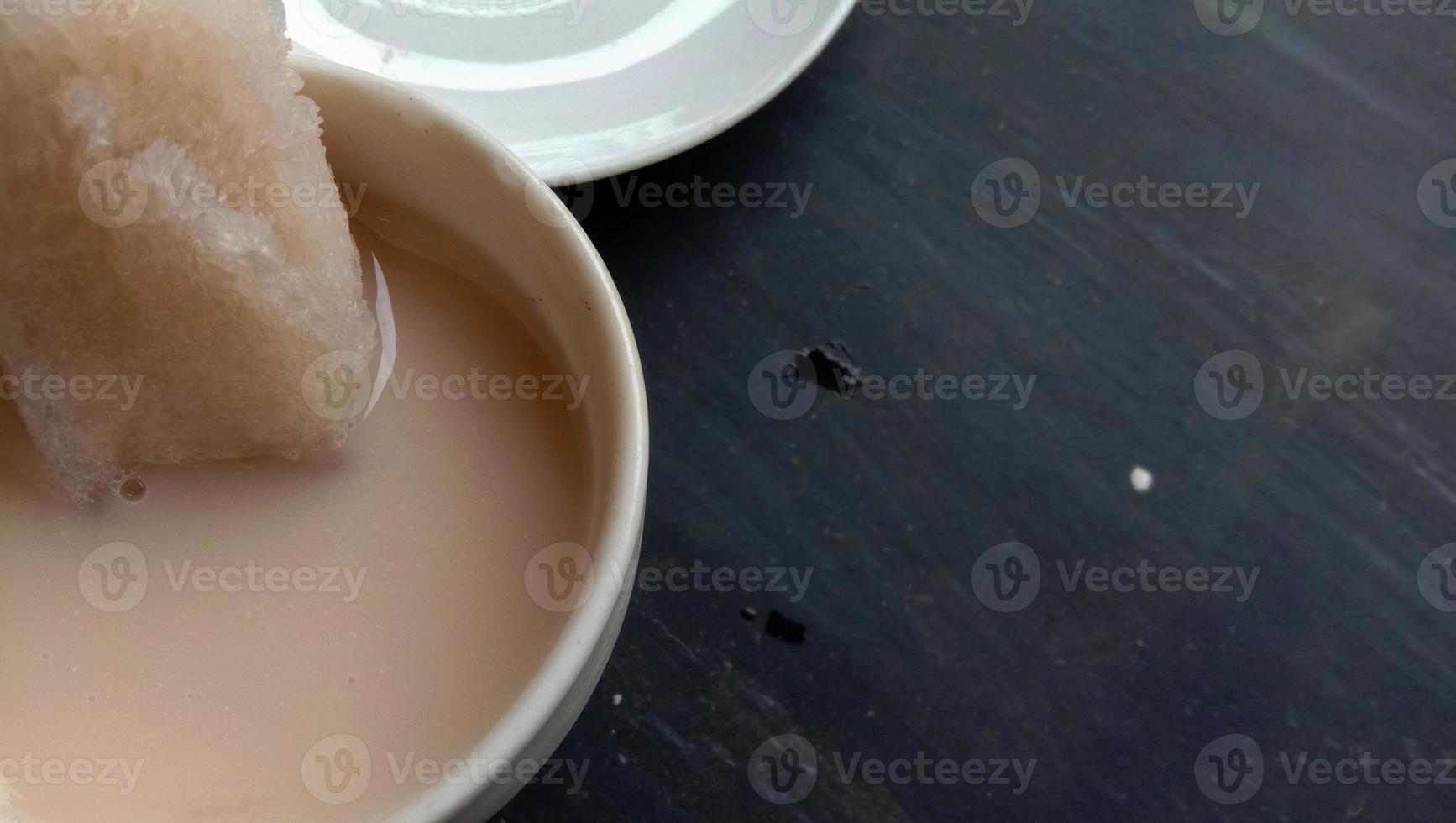 Photo de lait de soja rouge en mug sur fond noir
