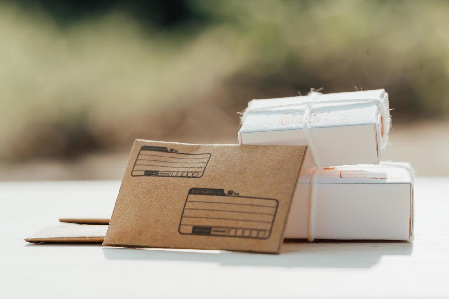 lettres et boîte colis. concept de bureau de poste. photo