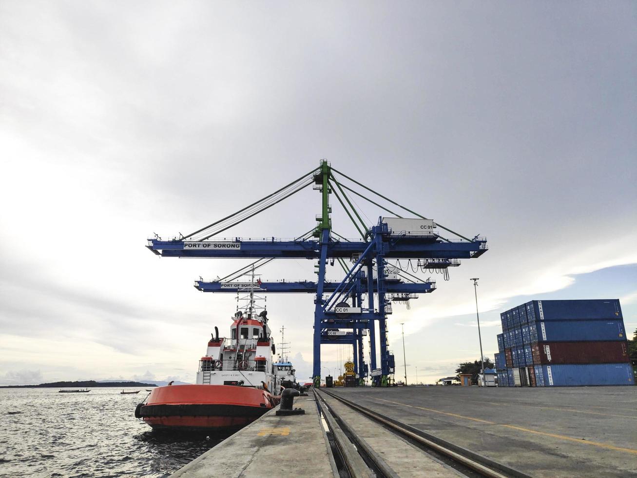 une grue à quai géante sur la plate-forme portuaire photo